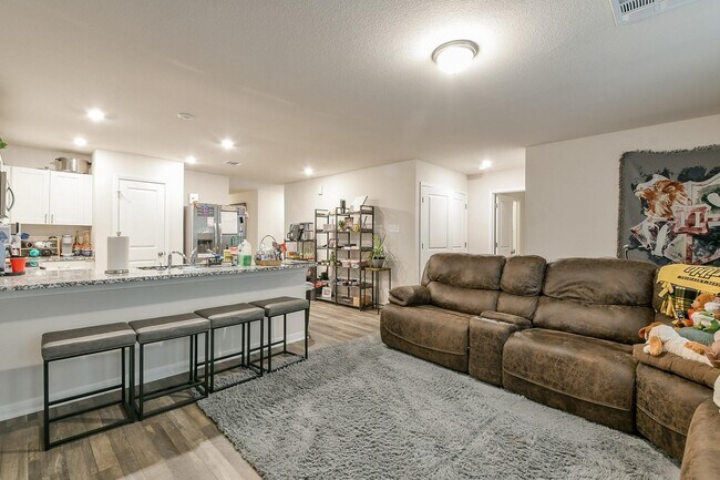 Building Photo - 10131 Cerritos dr