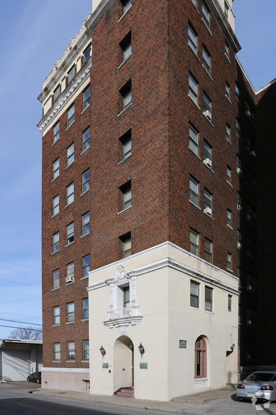 209 York St - Hampton Hall Apartments