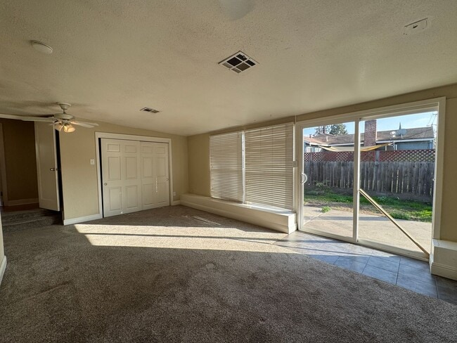 Foto del edificio - Nice Three Bedroom Corner Home