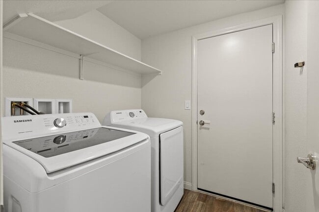 Building Photo - Spacious 3 Bd, 2Bath Open Concept Townhous...