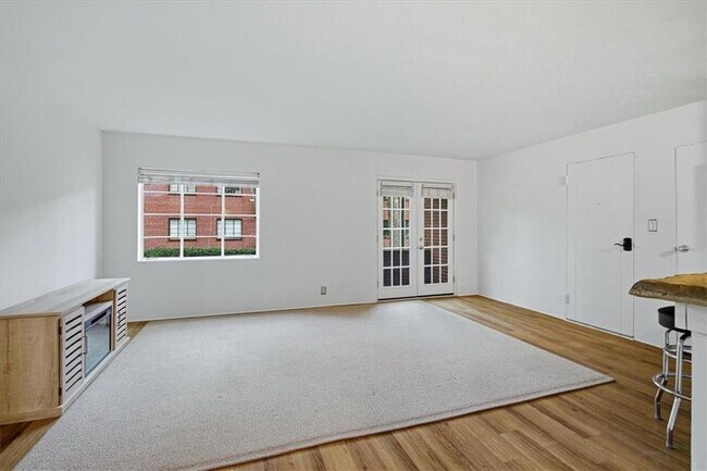 Building Photo - 1381 Normandy Dr NE