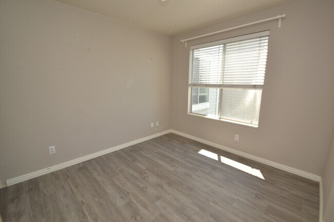 Foto del edificio - 2 Bedroom 2 Bath Condo on 9th East!!!