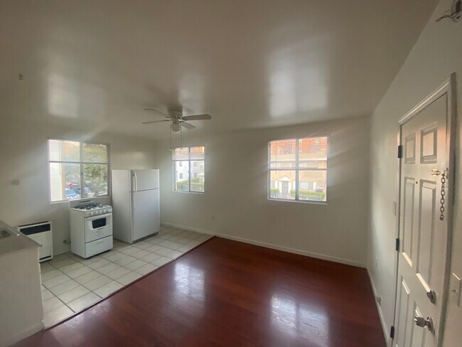 Otro ángulo del espacio de estudio. - 1825 Wilcox Ave