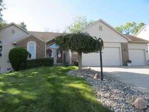 Building Photo - 9823 Valley Vista Pl