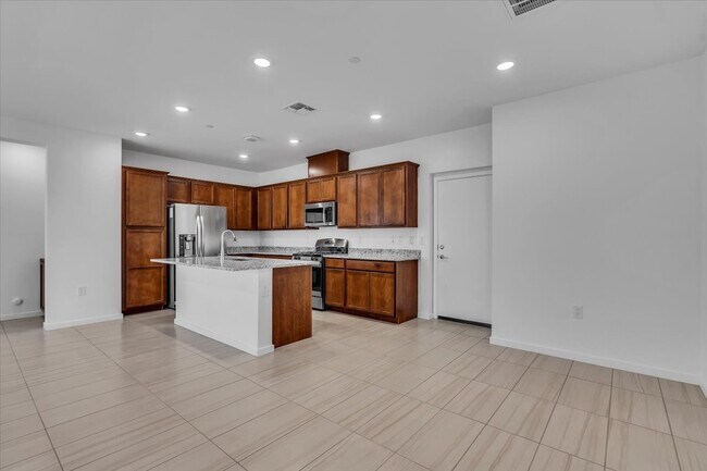 Building Photo - 760 E Doral Ave