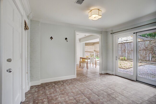 Foto del edificio - 2228 Addison Rd