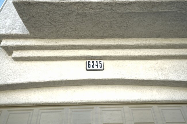 Foto del edificio - SHOWINGS AVAILABLE NOW