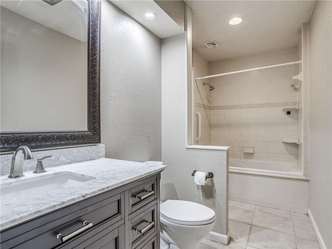 Building Photo - Perfect location right next to Lake Hefner!
