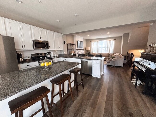 Building Photo - 821 Roselyn Dr