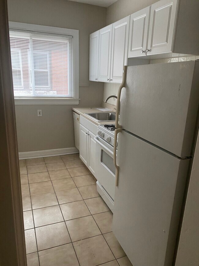 Kitchen view 1 - 1096 Beaconsfield Ave