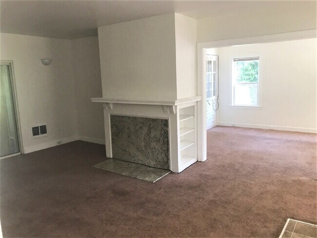 Building Photo - 5 bed/3 bath and 3 kitchen house in West U...