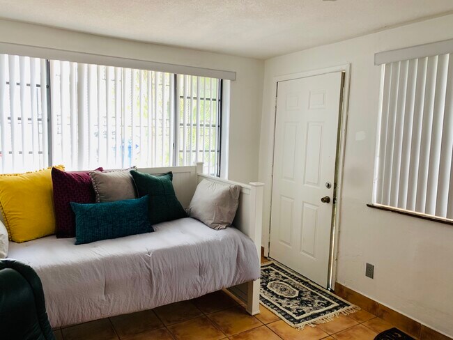 Day Bed - 321 52nd SW Ave