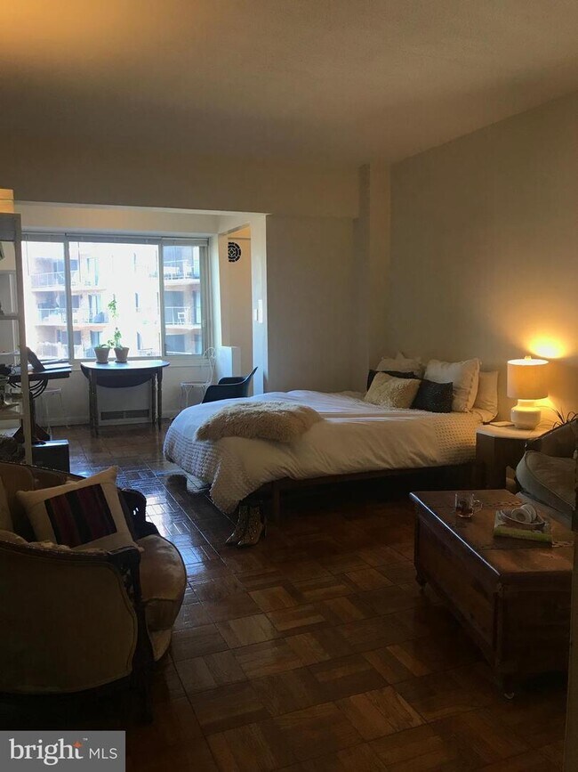 Espacio de estar/dormitorio - 1727 Massachusetts Ave NW