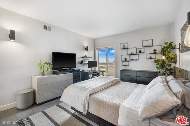Foto del edificio - 1 br, 2 bath Condo - 1131 Alta Loma Rd Apt...