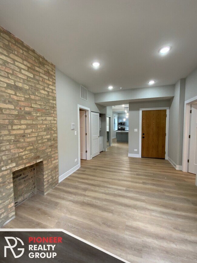 Building Photo - 440 W Belden Ave