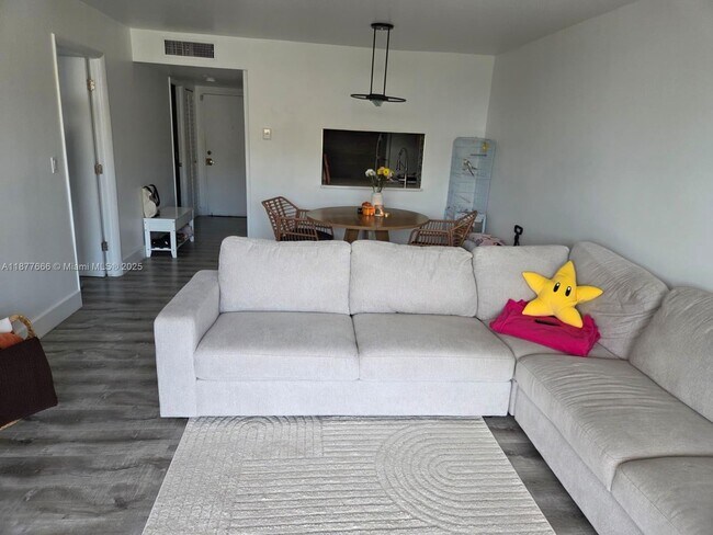 Foto del edificio - 9320 Fontainebleau Blvd