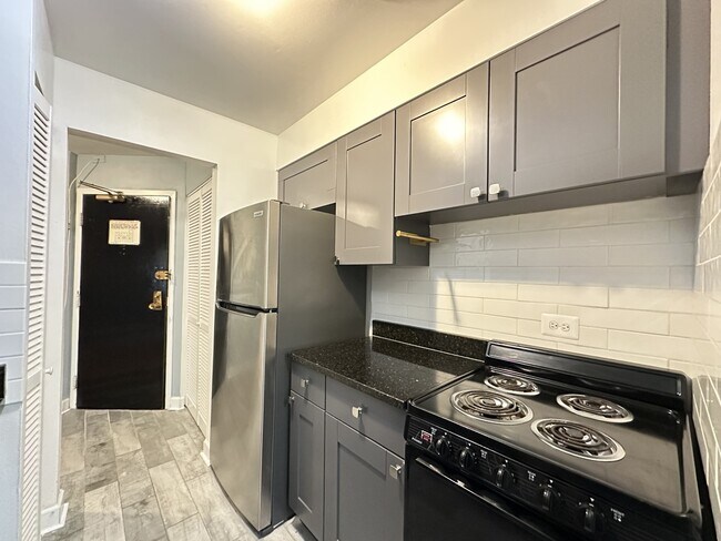 Foto del edificio - 3825 N Pine Grove Ave