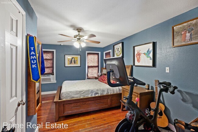 Building Photo - 3 br, 1 bath House - 716 E Warren Ave