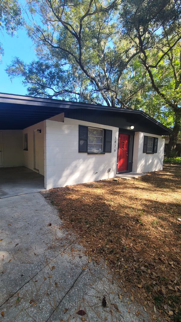Foto del edificio - Fully Renovated 3/1 with huge fenced-in ba...