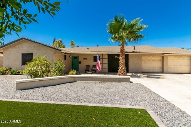 Building Photo - 4030 E Catalina Dr