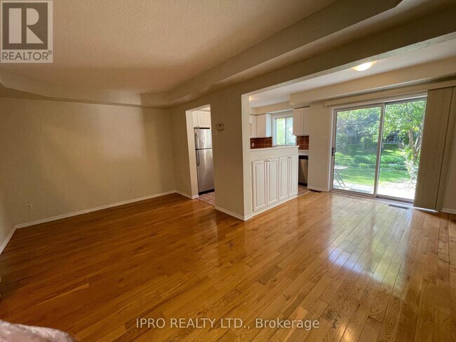 Photo du bâtiment - 2350-2350 Britannia Rd W