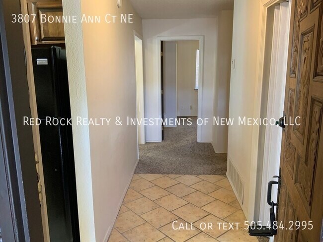 Foto del edificio - 3807 Bonnie Ann Ct NE