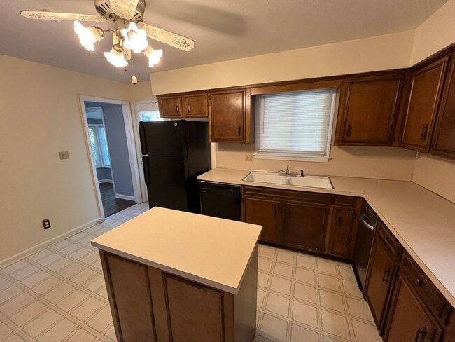 Building Photo - Great Family Home, Located off of Moon Roa...