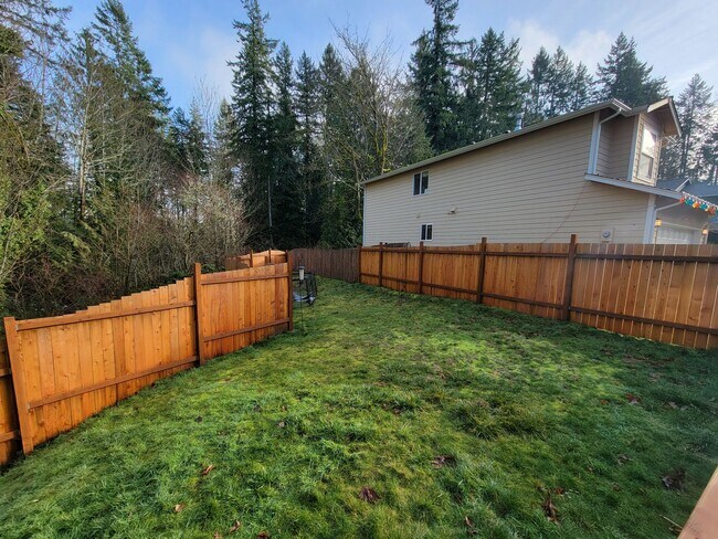 Foto del edificio - Spacious and Beautiful 4 bedroom in convenient Port Orchard location