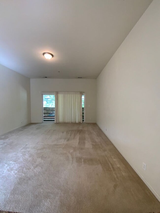 Foto del edificio - Spacious 2BD/2BA Apartment With Private Ba...