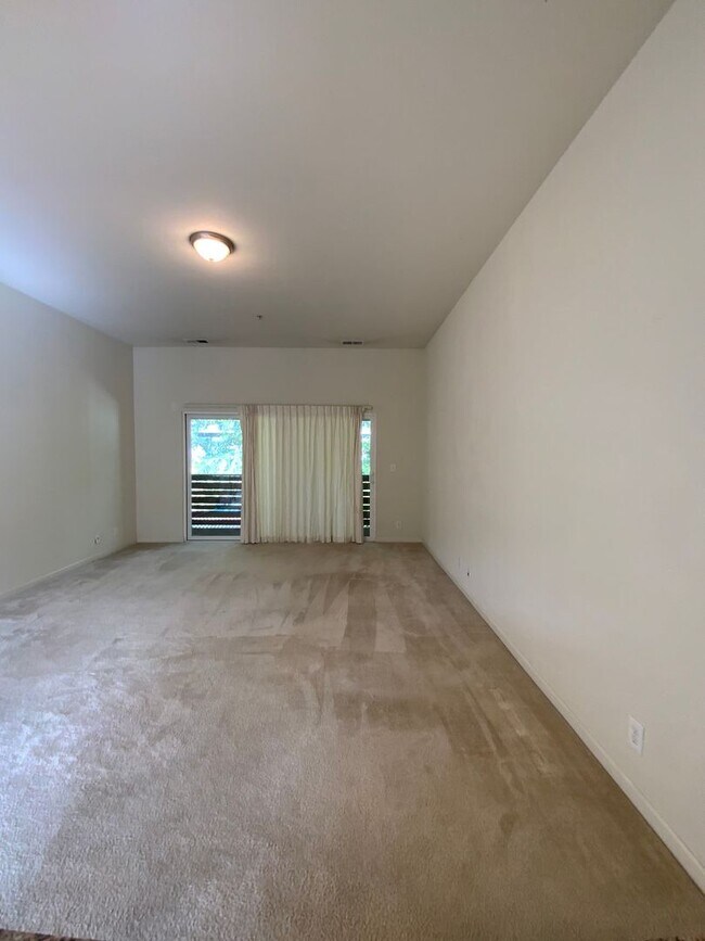 Building Photo - Spacious 2BD/2BA Apartment With Private Ba...