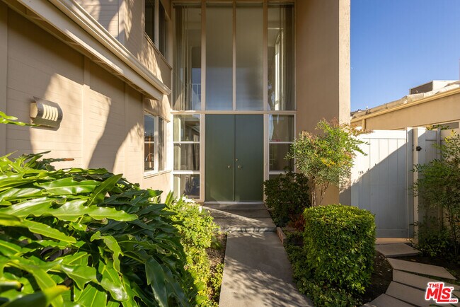Building Photo - 4173 Del Mar Ave