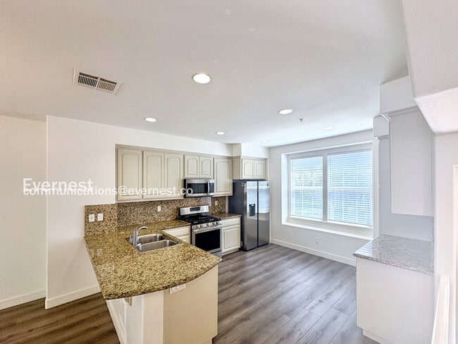 Foto del edificio - 650 Summer Ln