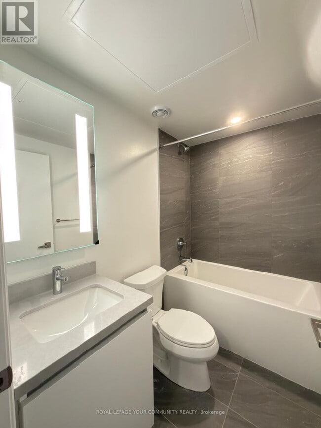 Photo du bâtiment - 4015 The Exchange