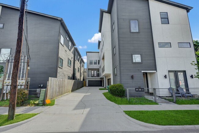 Building Photo - Modern Comfort Meets City Living — 3-Story Townhome Ready Now!