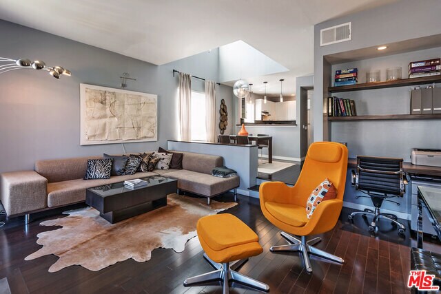Foto principal - 1617 S Beverly Glen Blvd