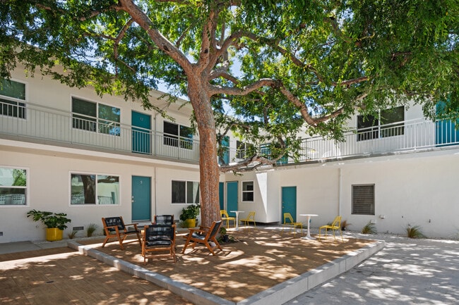Courtyard with Grand Elm Tree - The Pearl Mar Vista