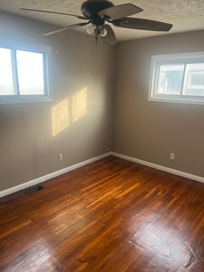 Foto del edificio - 1342 Koebel Rd