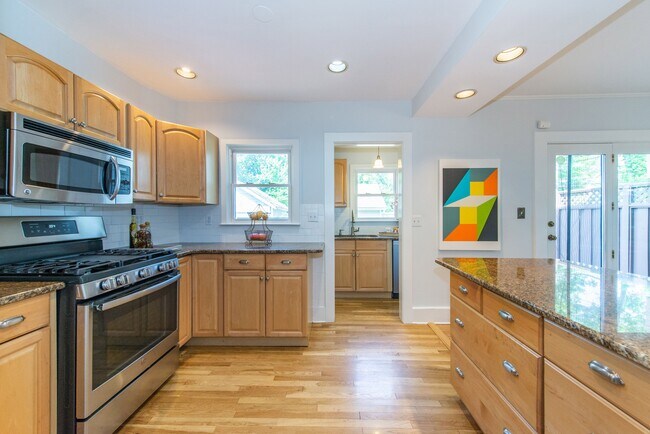 Stainless/Granite Kitchen - 69 Gordonhurst Ave