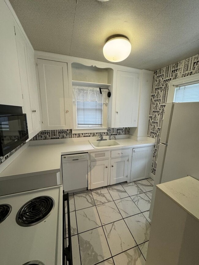 Building Photo - 219 N Main St