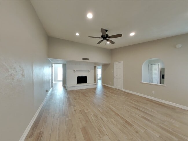 Foto del edificio - 6127 Larchbrook Dr