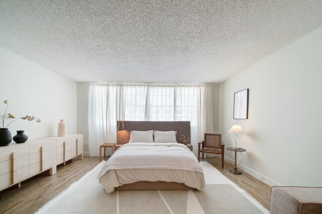 Building Photo - 999 Brickell Bay Dr