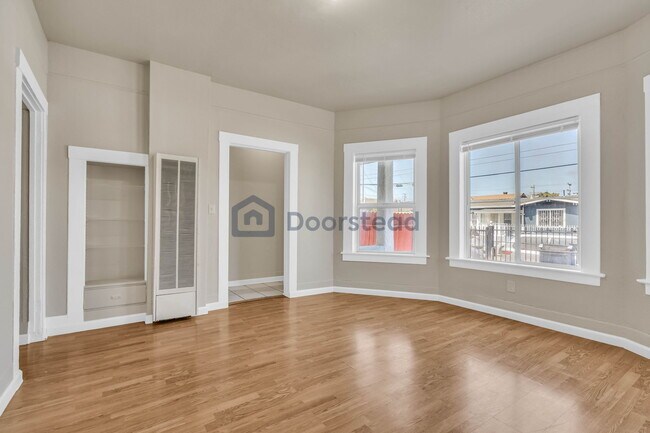 Building Photo - 422 5th St