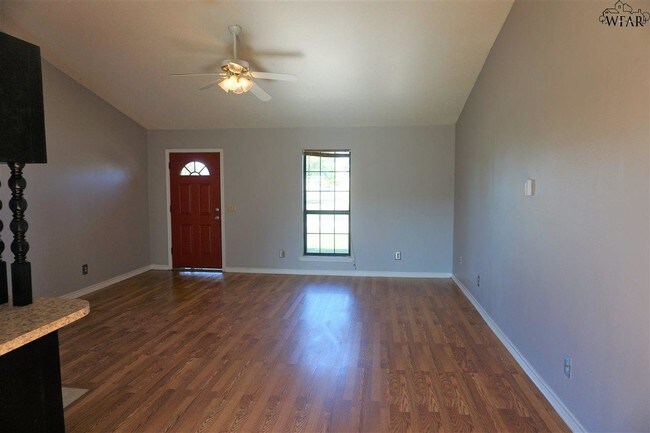 Building Photo - 1613 City View Dr