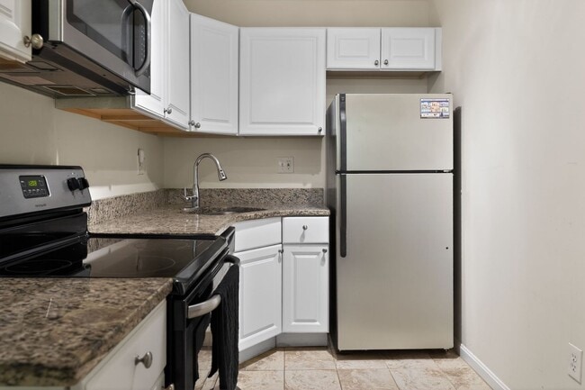 Building Photo - Simply Beautiful, Spacious 2 Bd/1Bth Condo on 50 acres of parklike setting w/ winding paths!