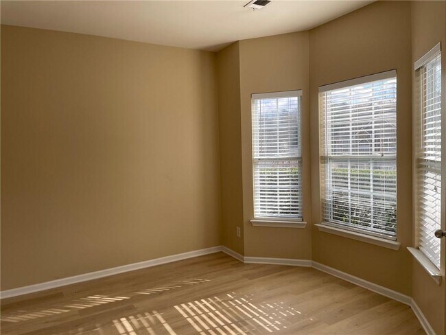 Foto del edificio - 1265 Wondering Way