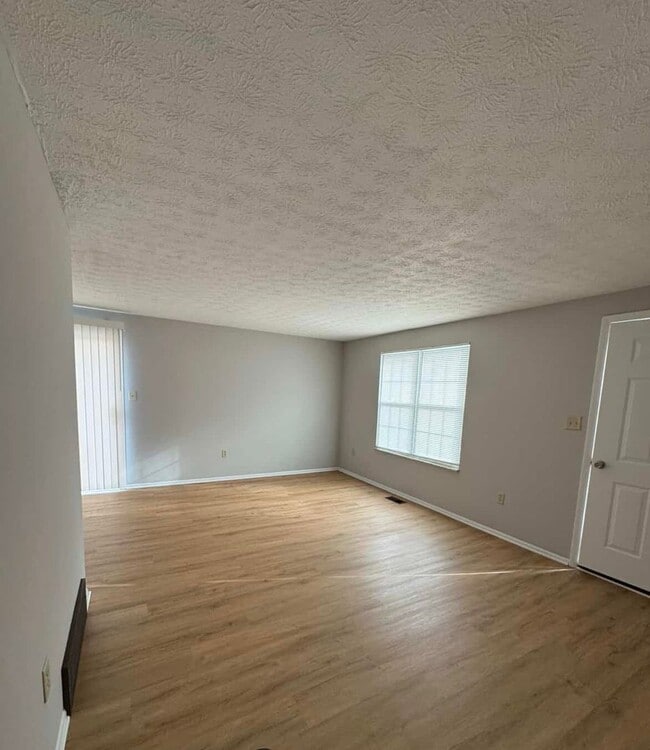 Building Photo - 3 Bed 1 Bathroom Ranch in Groveport School District! Half off Deposit for a move in by 12/31!