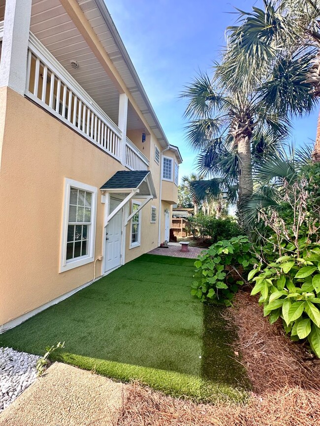 Building Photo - Custom 3B/3B plus bonus rooms steps from t...