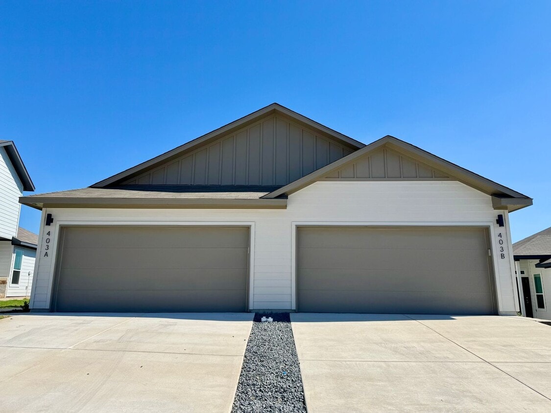 Foto principal - Stunning 3x2 Luxury Duplex in Buda, TX!