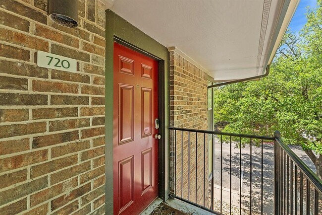 Building Photo - 7685 Northcross Dr
