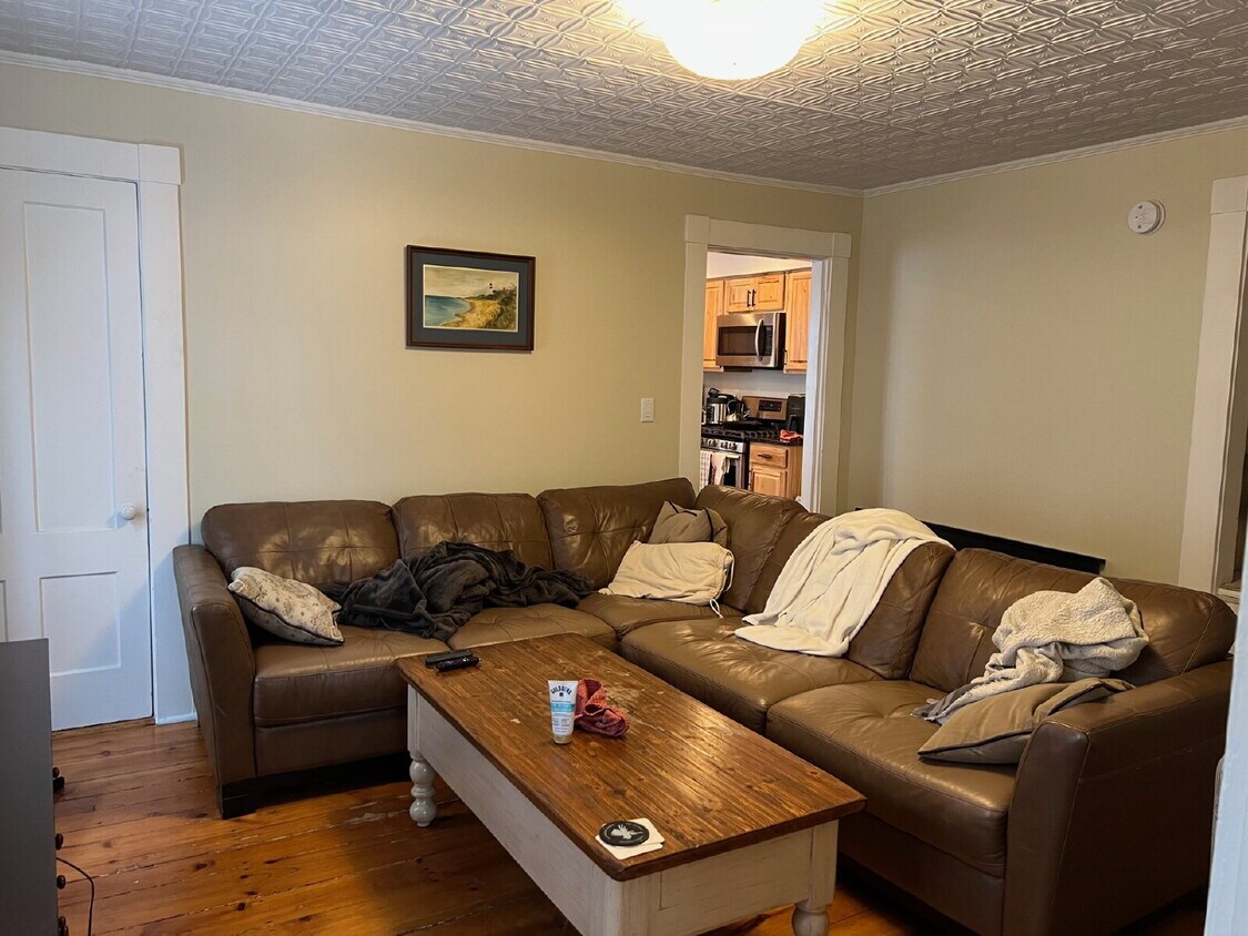 Foto del edificio - Half duplex with 3 bedrooms, one full bathroom